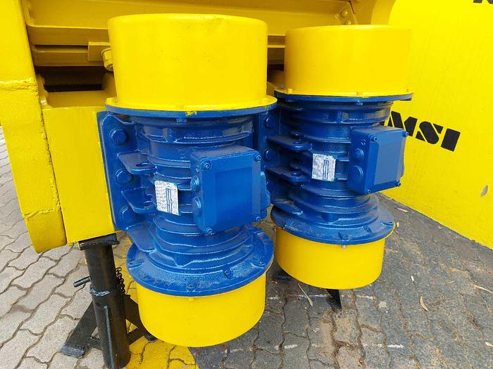 Used Grizzly Feeder w/ Vibrating motors