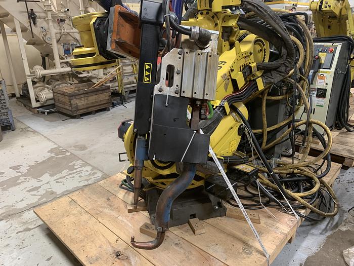 Used FANUC R2000iB/210F 210KG X 2655MM REACH 6 AXIS CNC ROBOT W/R30iA CONTROLS WITH ARO SERVO GUN