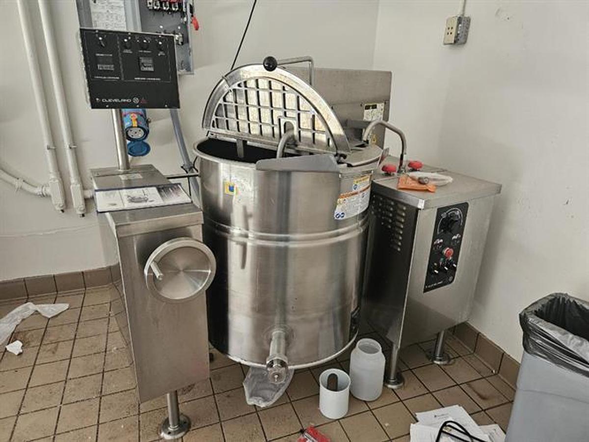 Used Cleveland 40 Gallon SS Electric Tilting Steam Kettle with Mixer