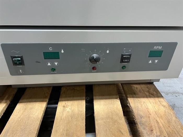 Used VWR Model 1575 Orbital Shaker Incubator