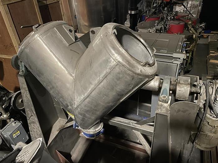 Used 10 Cu Ft SS V blender with liquid/solids bar