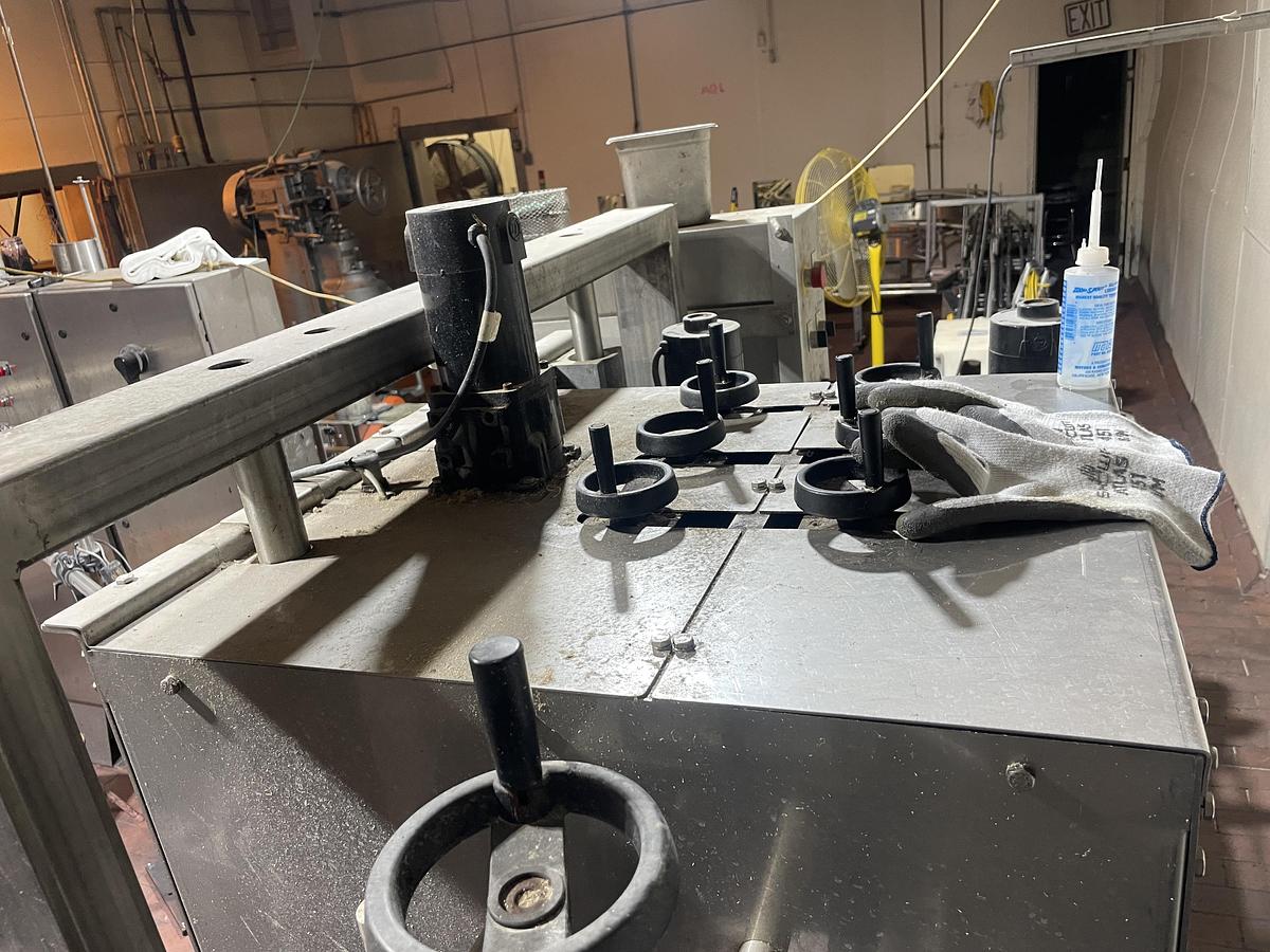 Used Fluid Packaging Solutions 6 Spindle Capper