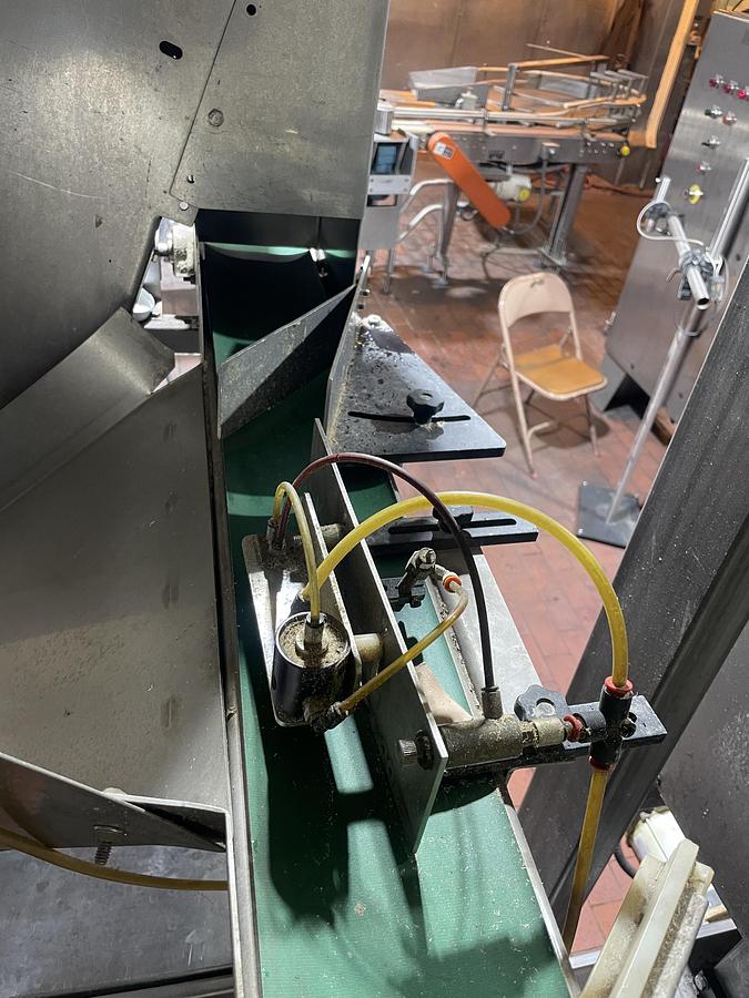 Used Fluid Packaging Solutions 6 Spindle Capper