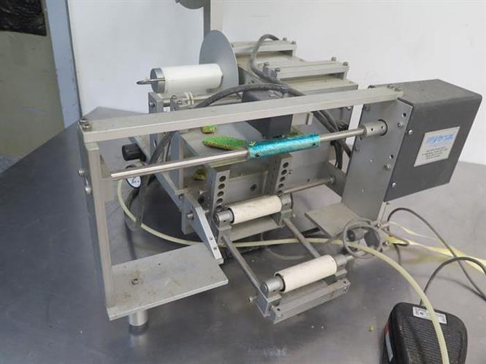 Used Universal type R310 Table Top Labeler for Round Containers