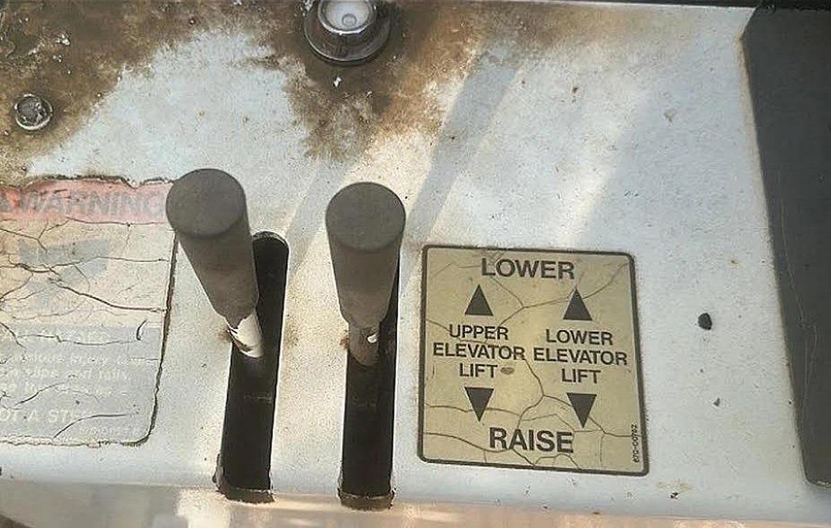 Used 2007 Peterbilt335 Utility Truck Altec AM900-E100 105' Insulated Articulated Telescoping