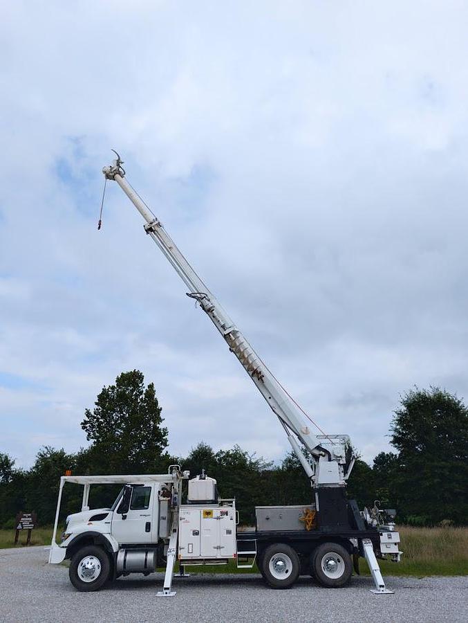Used 2010 International 7400 Workstar D3055T Digger Derrick