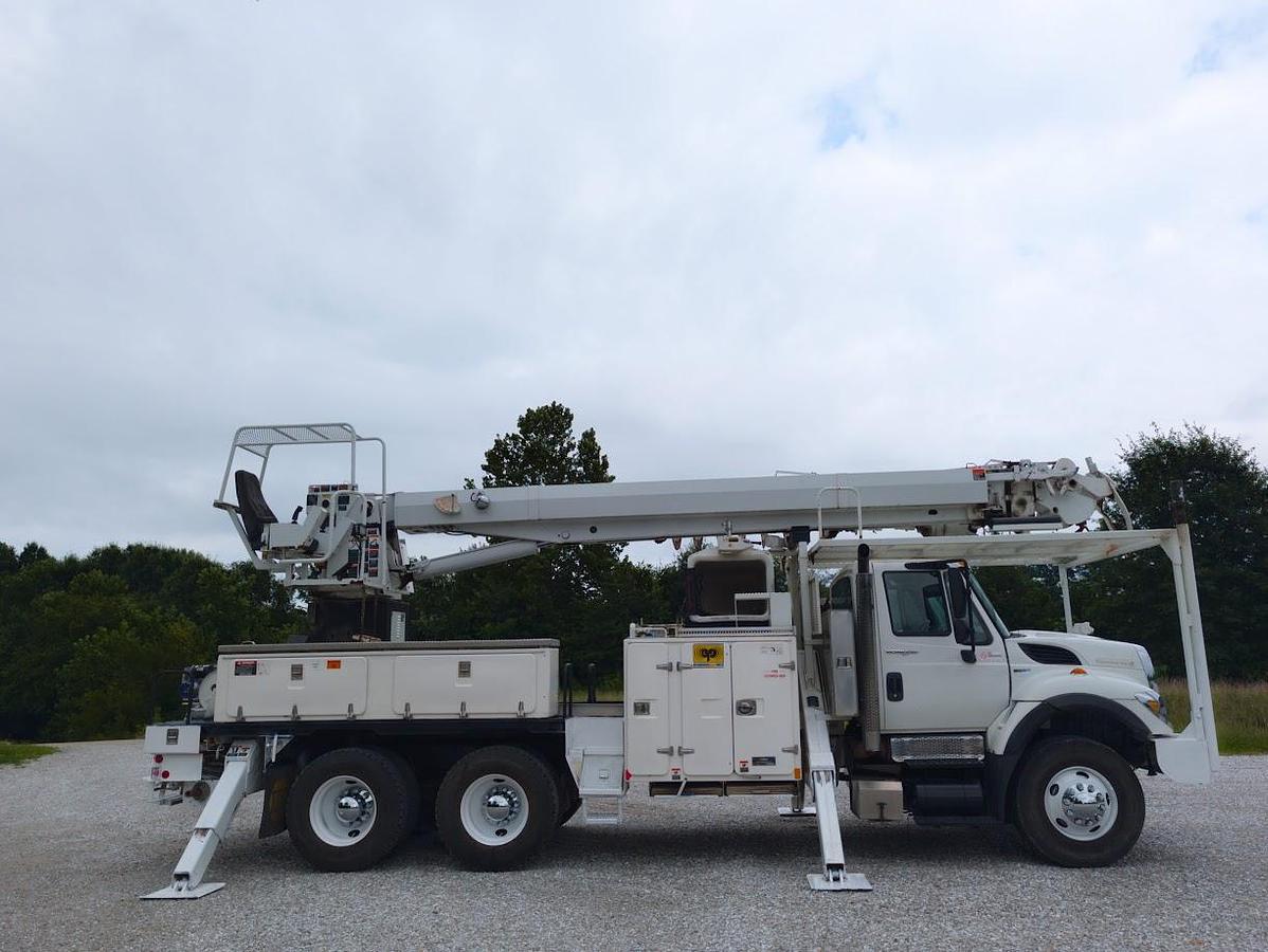 Used 2010 International 7400 Workstar D3055T Digger Derrick