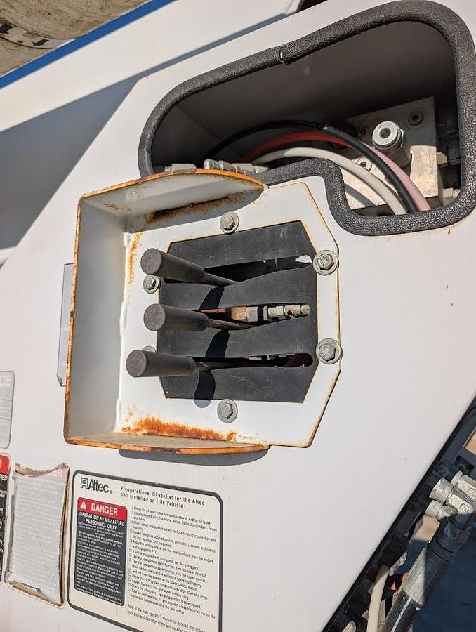 Used 2007 Peterbilt335 Utility Truck Altec AM900-E100 105' Insulated Articulated Telescoping