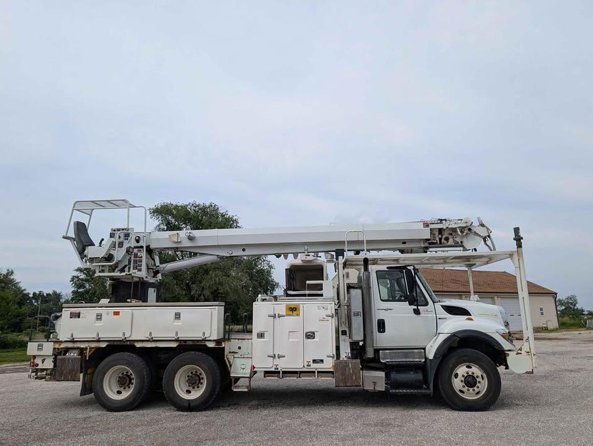 Used 2010 International Workstar Digger Derrick