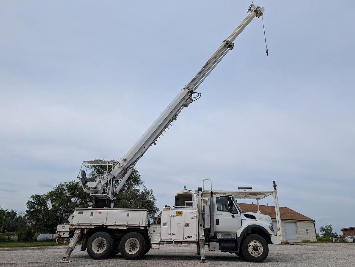 Used 2010 International Workstar Digger Derrick