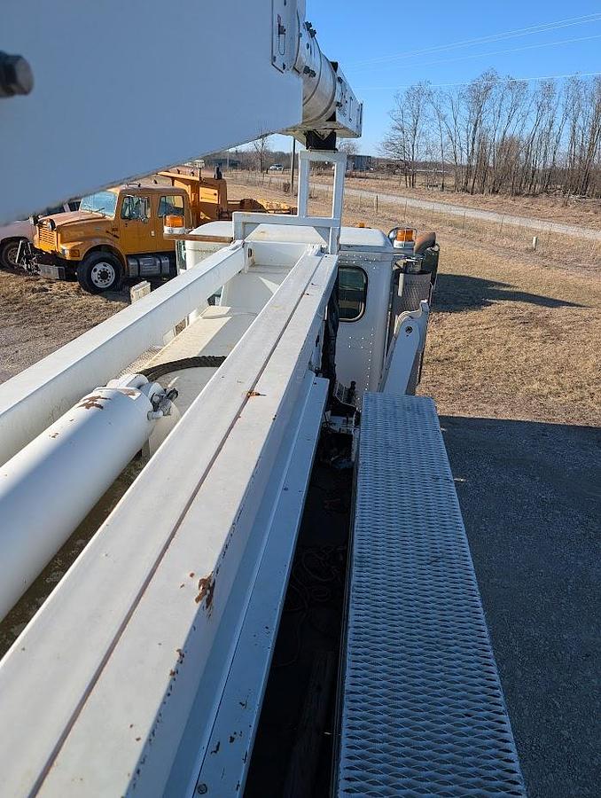 Used 2007 Peterbilt335 Utility Truck Altec AM900-E100 105' Insulated Articulated Telescoping