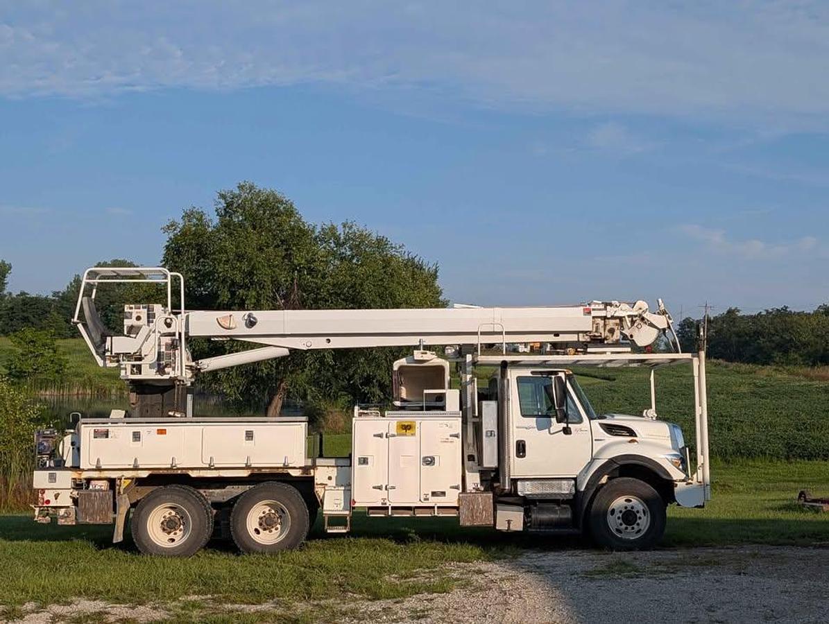 Used 2010 International Workstar Digger Derrick