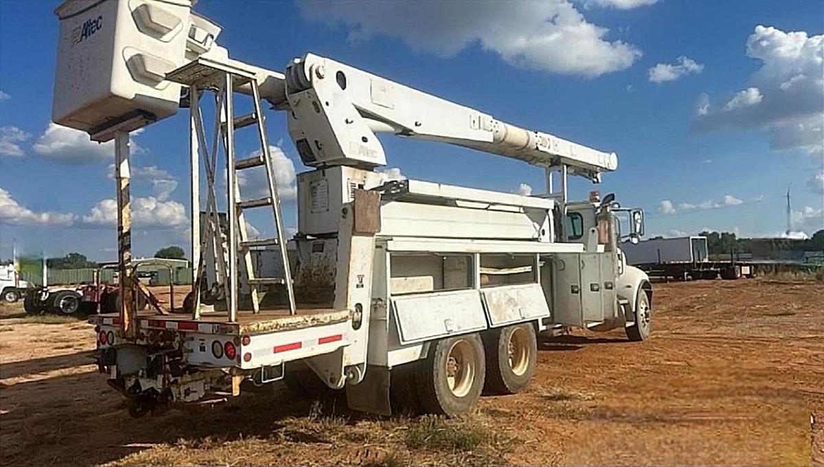 Used 2007 Peterbilt335 Utility Truck Altec AM900-E100 105' Insulated Articulated Telescoping