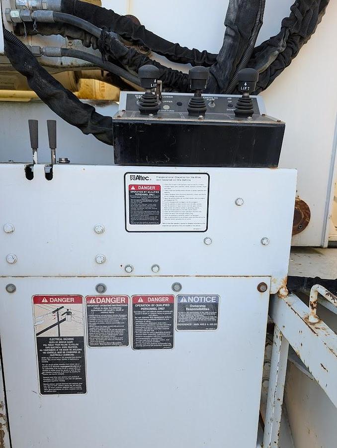 Used 2007 Peterbilt335 Utility Truck Altec AM900-E100 105' Insulated Articulated Telescoping