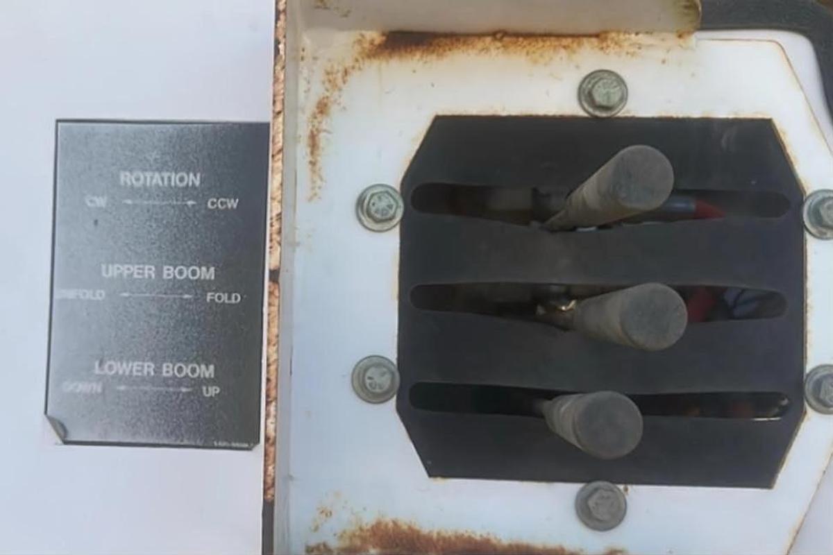 Used 2007 Peterbilt335 Utility Truck Altec AM900-E100 105' Insulated Articulated Telescoping