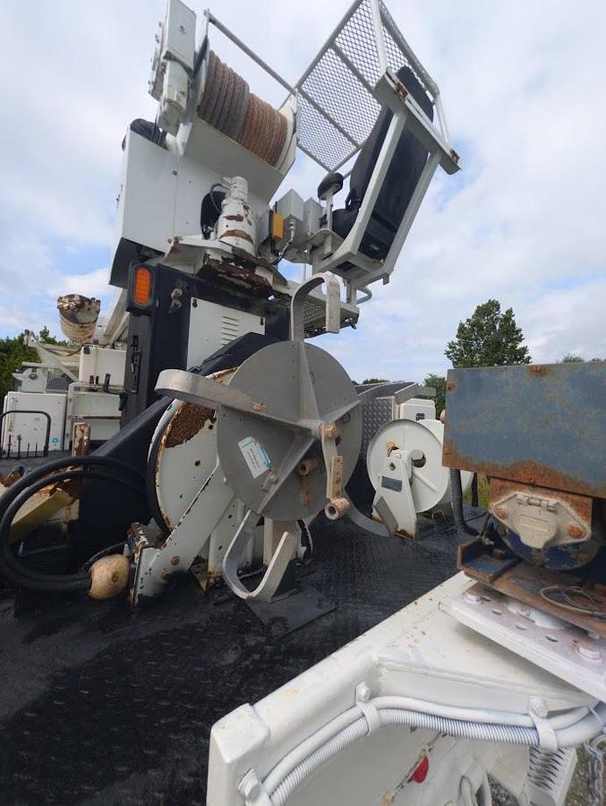 Used 2010 International 7400 Workstar D3055T Digger Derrick