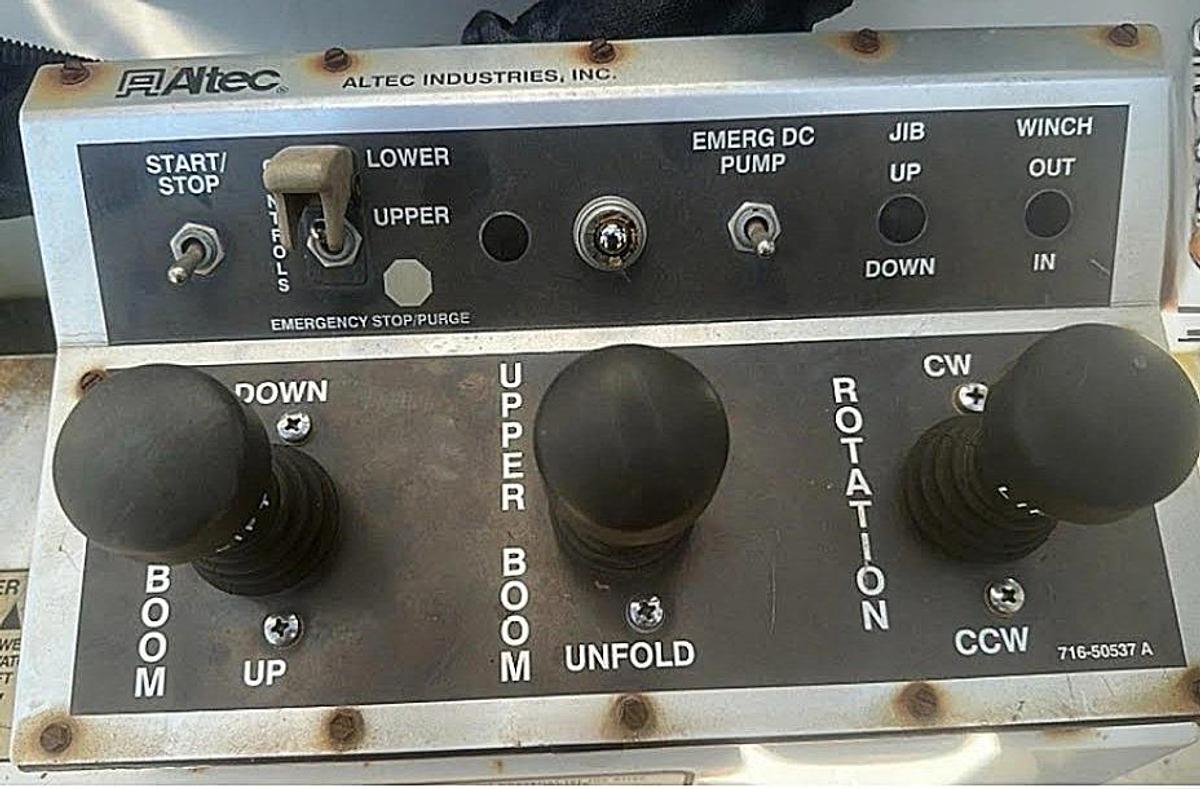 Used 2007 Peterbilt335 Utility Truck Altec AM900-E100 105' Insulated Articulated Telescoping