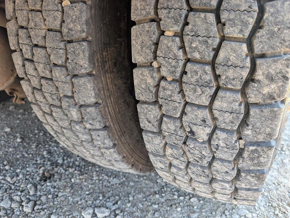 Used 2007 Peterbilt335 Utility Truck Altec AM900-E100 105' Insulated Articulated Telescoping