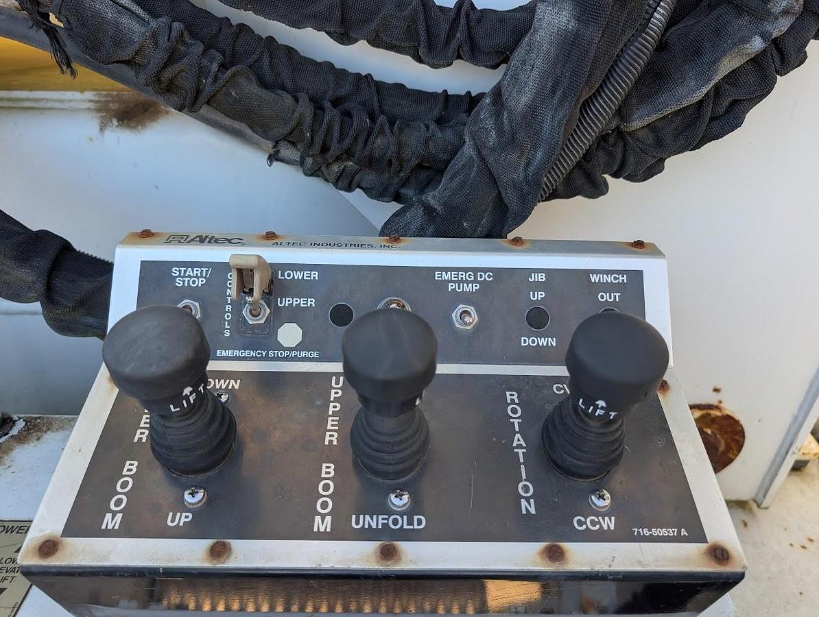 Used 2007 Peterbilt335 Utility Truck Altec AM900-E100 105' Insulated Articulated Telescoping