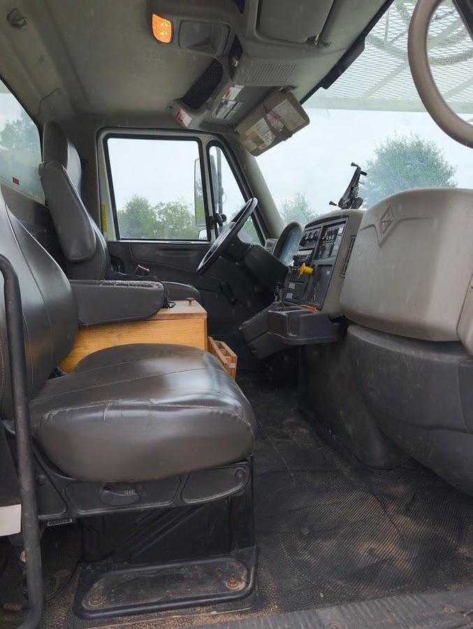 Used 2010 International 7400 Workstar D3055T Digger Derrick