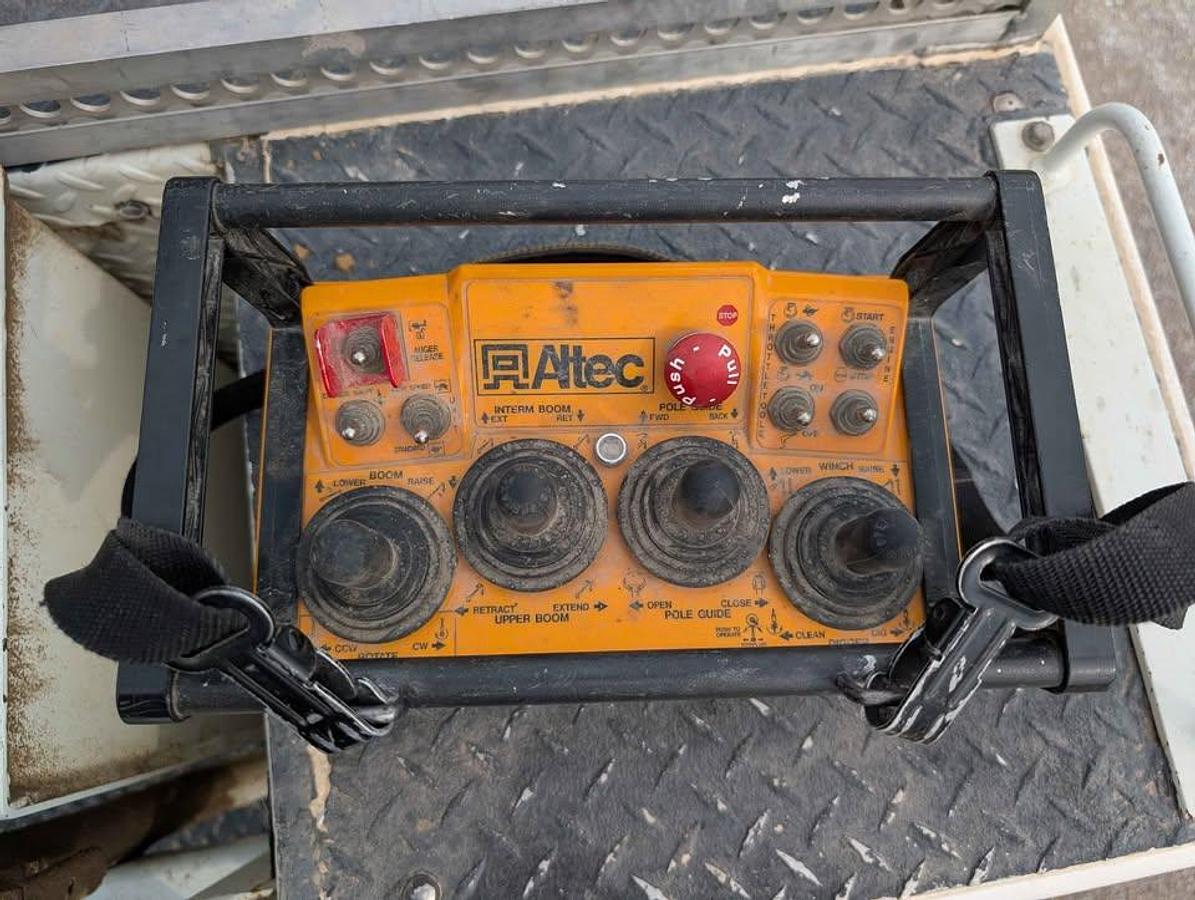 Used 2010 International Workstar Digger Derrick