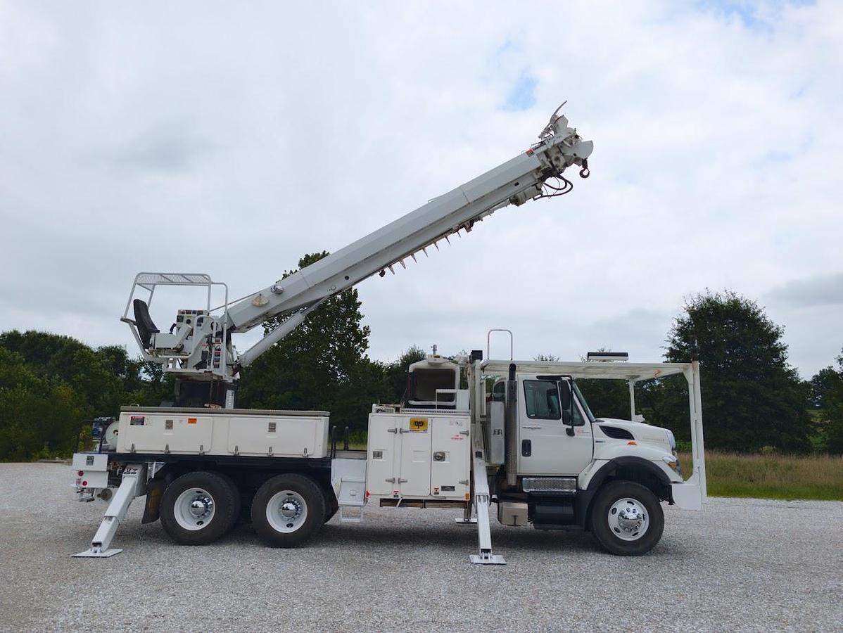 Used 2010 International 7400 Workstar D3055T Digger Derrick