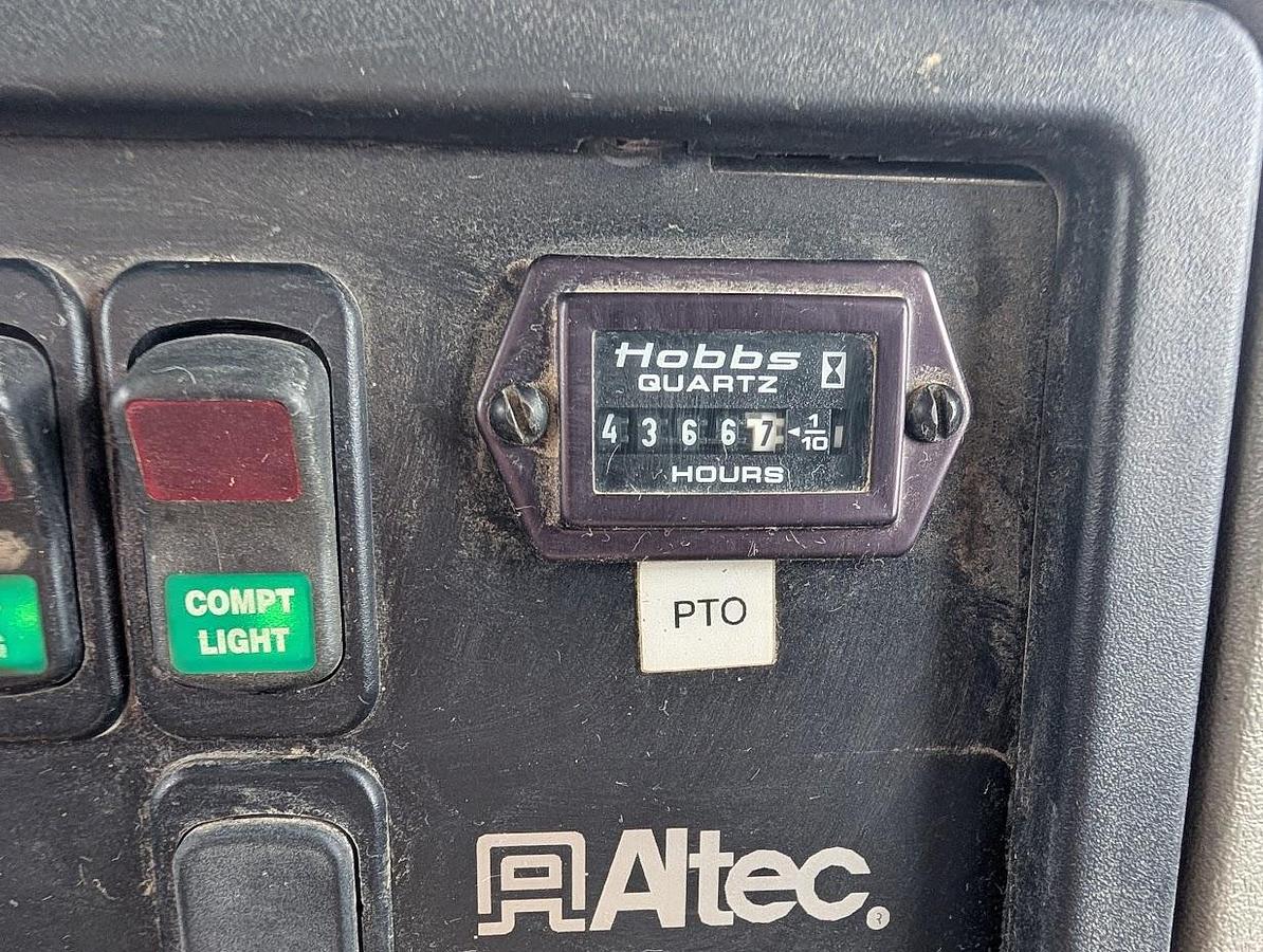 Used 2010 International Workstar Digger Derrick