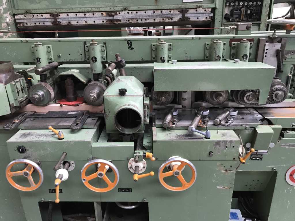 Usato Scorniciatrice marca Gubish attrezzata per pezzi tondi diam. 41mm (completa di utensili per altri diametri di pezzi tondi)