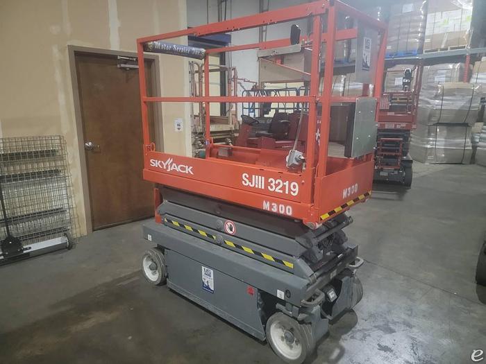 Used 2013 Electric Skyjack SJIII 3219 Slab