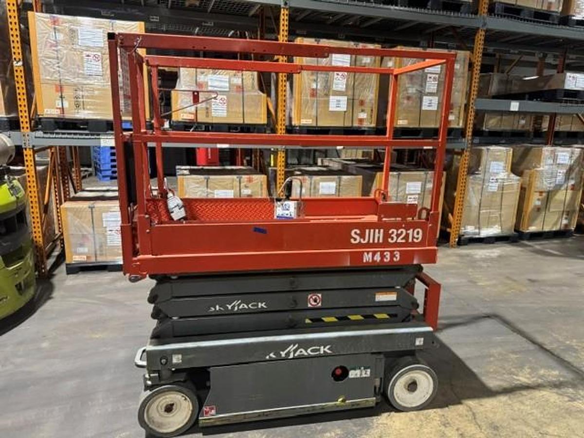 Used 2018 Skyjack SJIII 3219