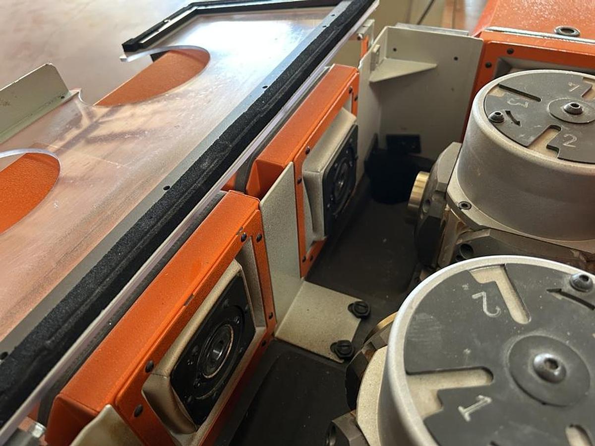 Used Centre d'usinage BONETTI  TM60  pour fabrication bouchons