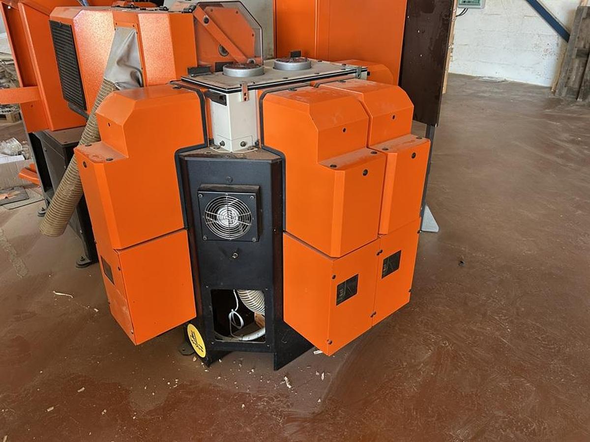 Used Centre d'usinage BONETTI  TM60  pour fabrication bouchons