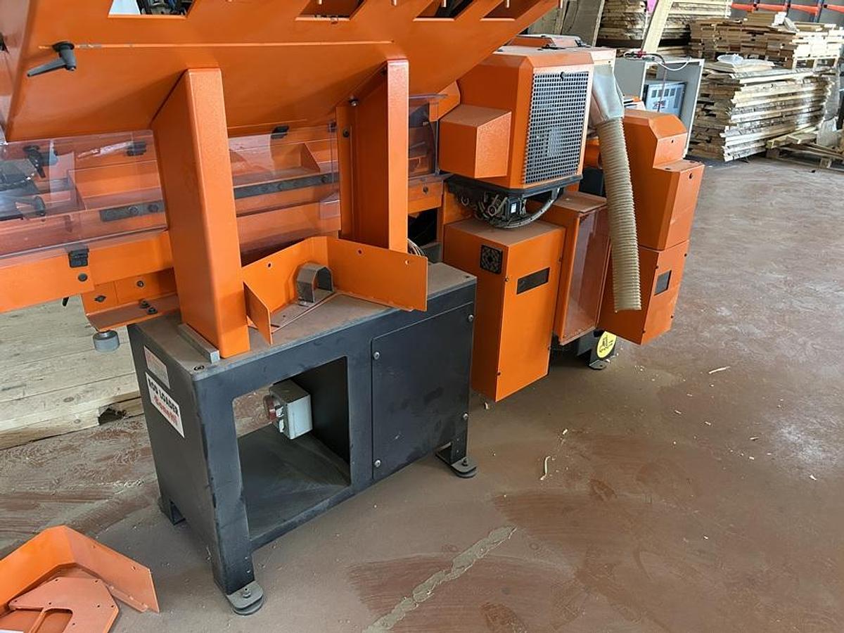 Used Centre d'usinage BONETTI  TM60  pour fabrication bouchons