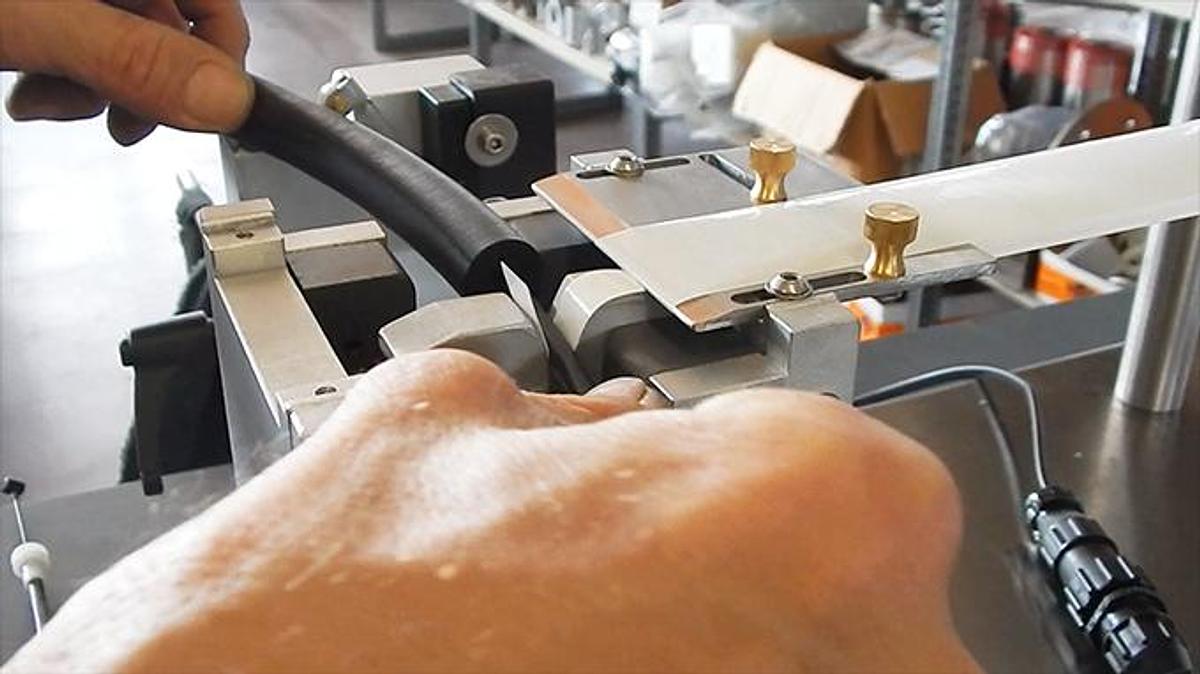 Etichettatrice da banco per cavi - applicazione a bandiera