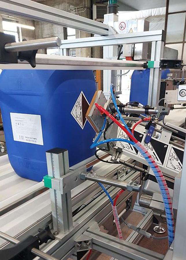 Etichettatrice automatica frontale e laterale per taniche – M3015FS