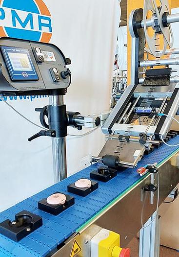 Etichettatrice industriale per applicazione superiore su trousse