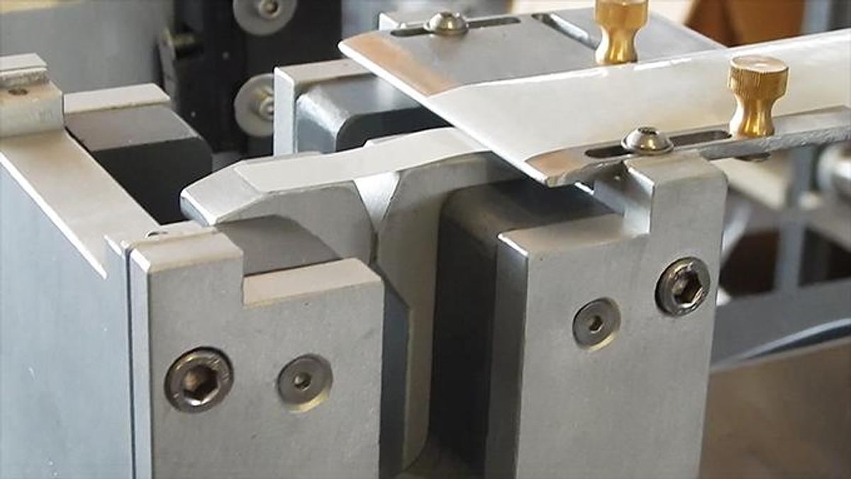 Etichettatrice da banco per cavi - applicazione a bandiera