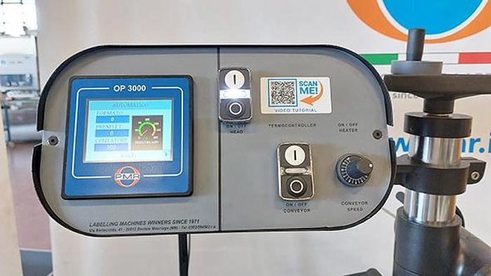 Etichettatrice industriale per applicazione superiore su trousse