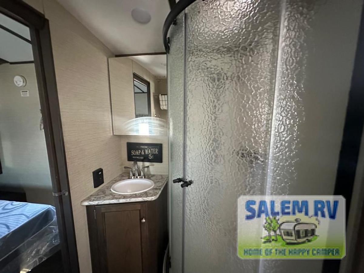 Used Used 2018 Keystone RV Premier Ultra Lite 34BHPR