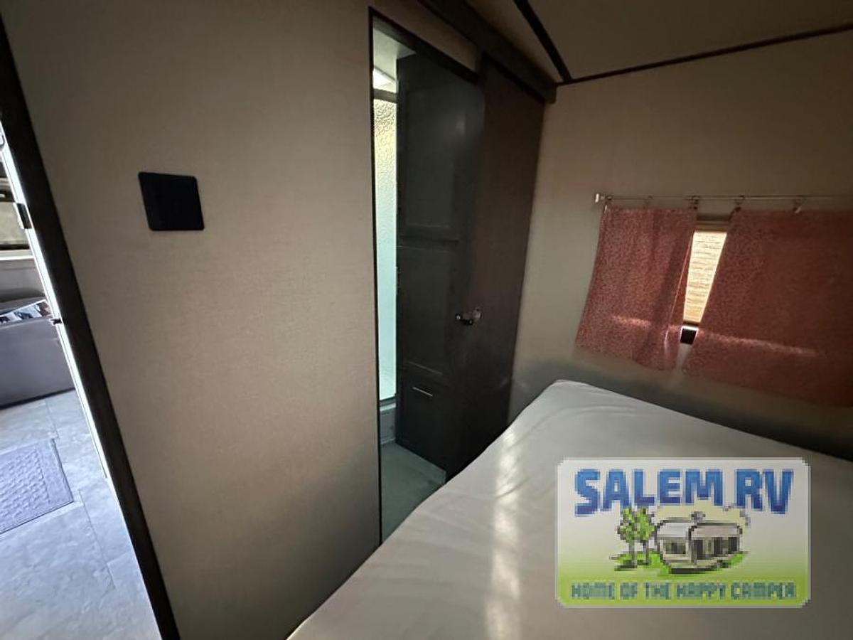 Used Used 2018 CrossRoads RV Sunset Trail Super Lite SS291RK