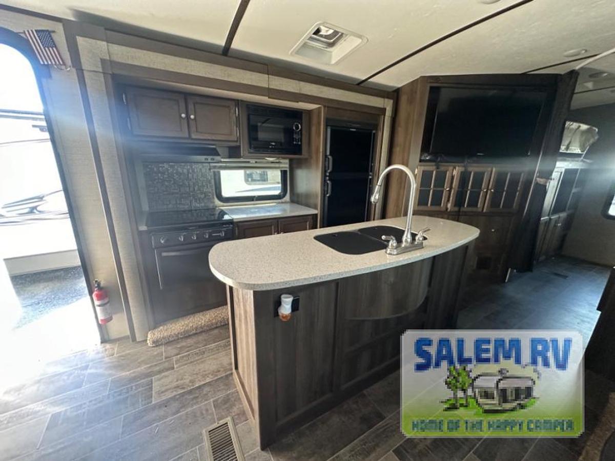 Used Used 2018 Keystone RV Premier Ultra Lite 34BHPR