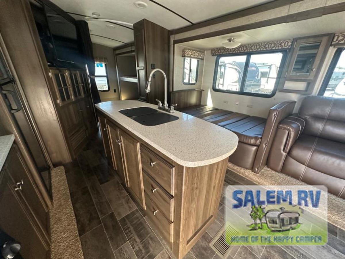 Used Used 2018 Keystone RV Premier Ultra Lite 34BHPR