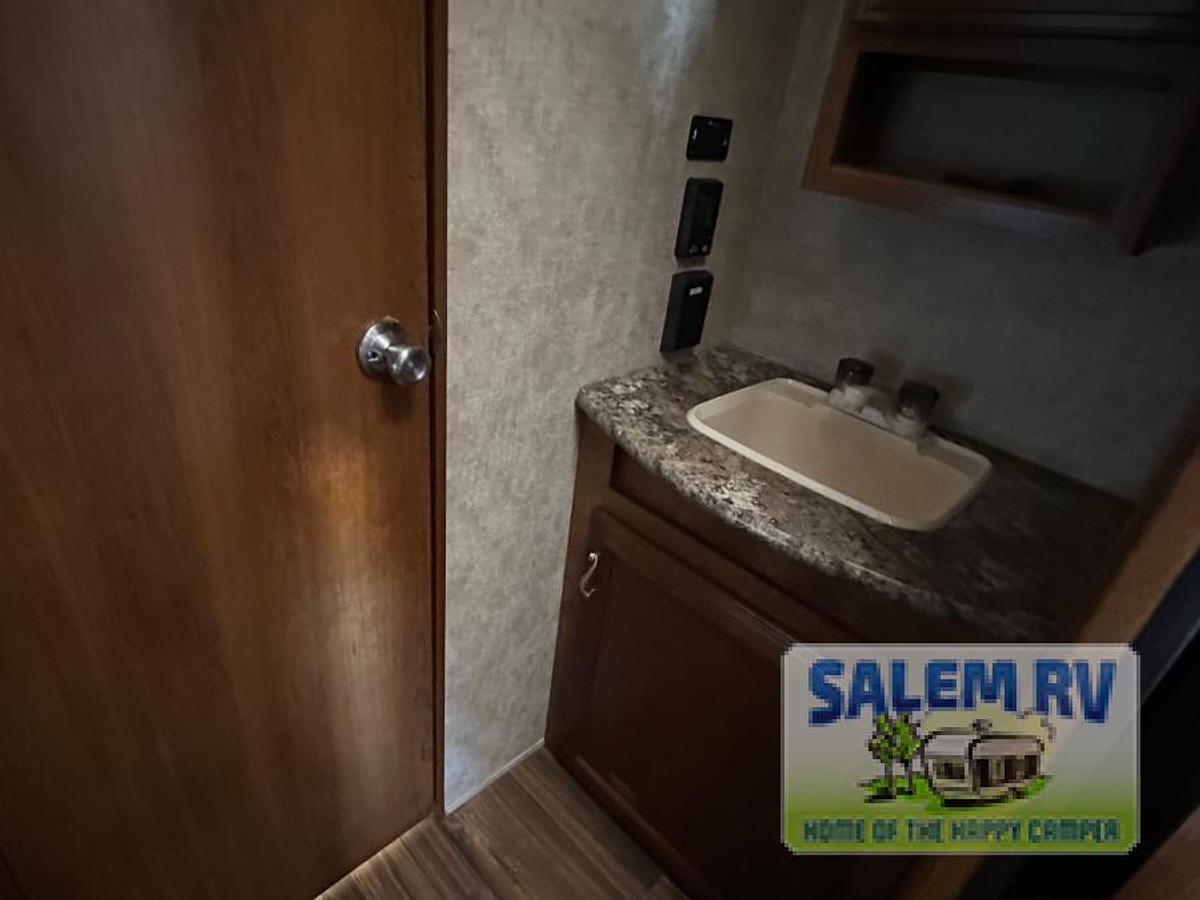 Used Used 2015 Prime Time RV Avenger 26BH