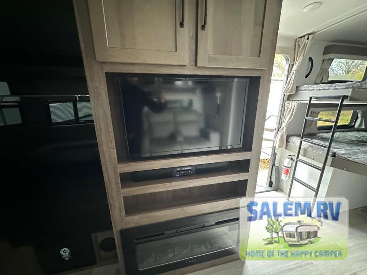 Used Used 2024 Forest River RV Flagstaff Super Lite 27BHWS