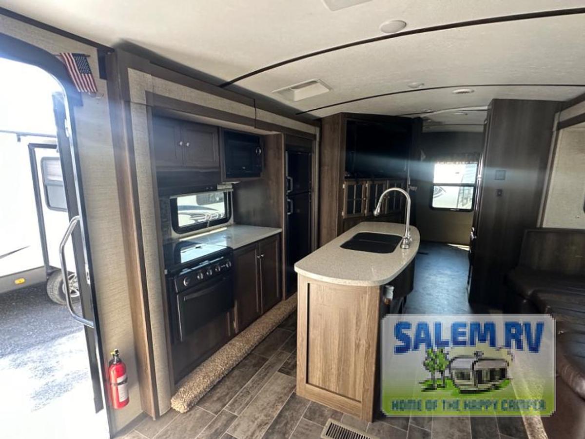 Used Used 2018 Keystone RV Premier Ultra Lite 34BHPR