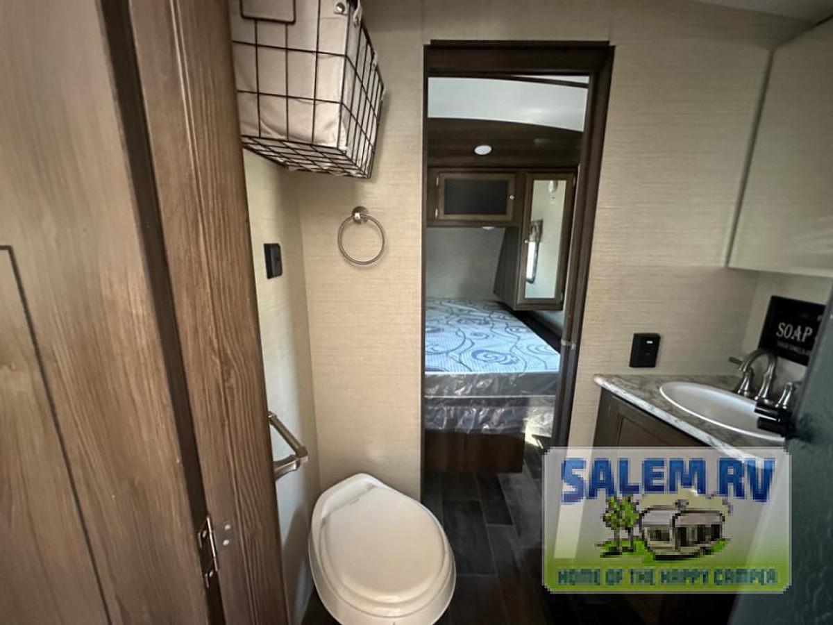 Used Used 2018 Keystone RV Premier Ultra Lite 34BHPR