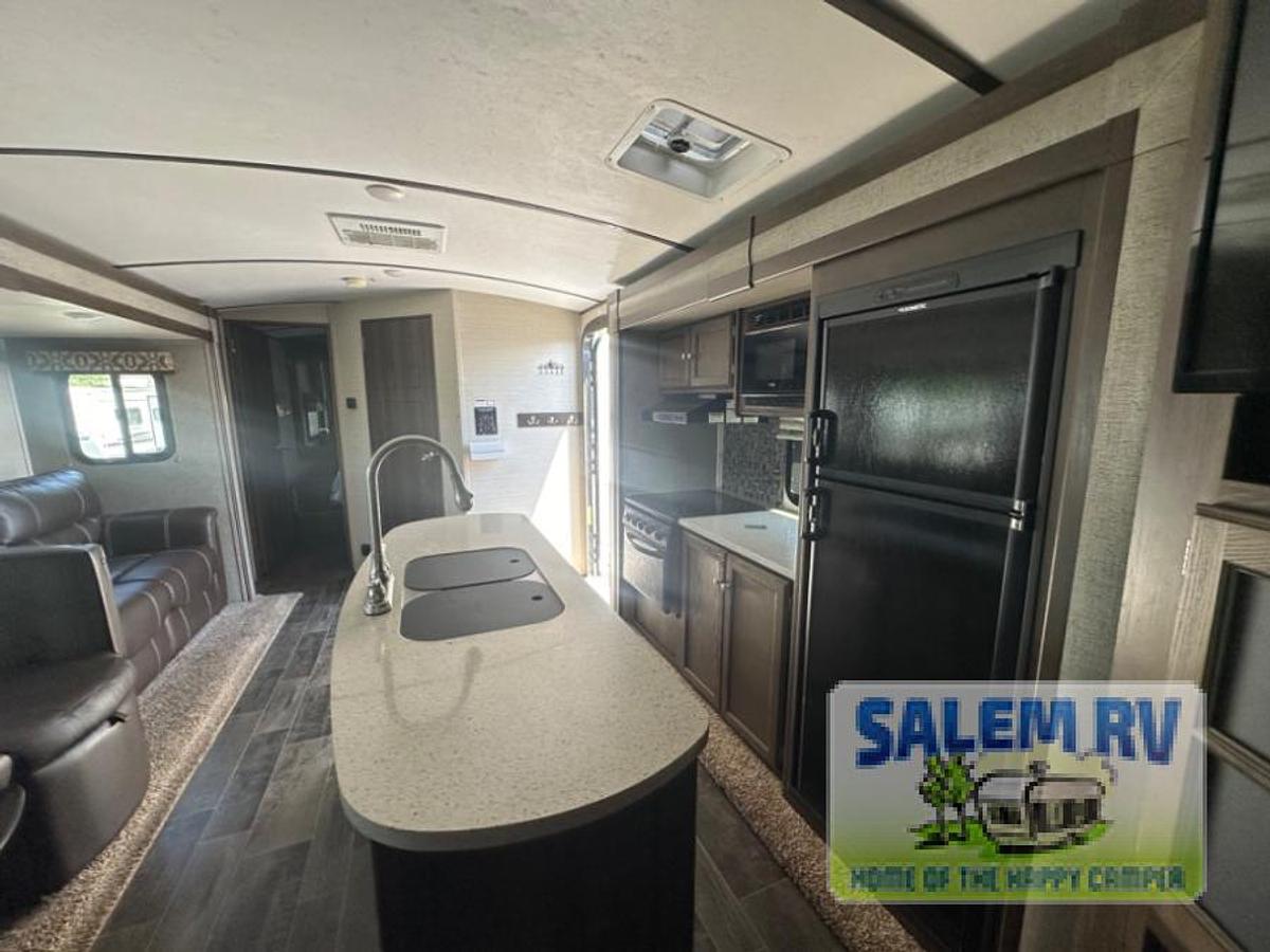 Used Used 2018 Keystone RV Premier Ultra Lite 34BHPR