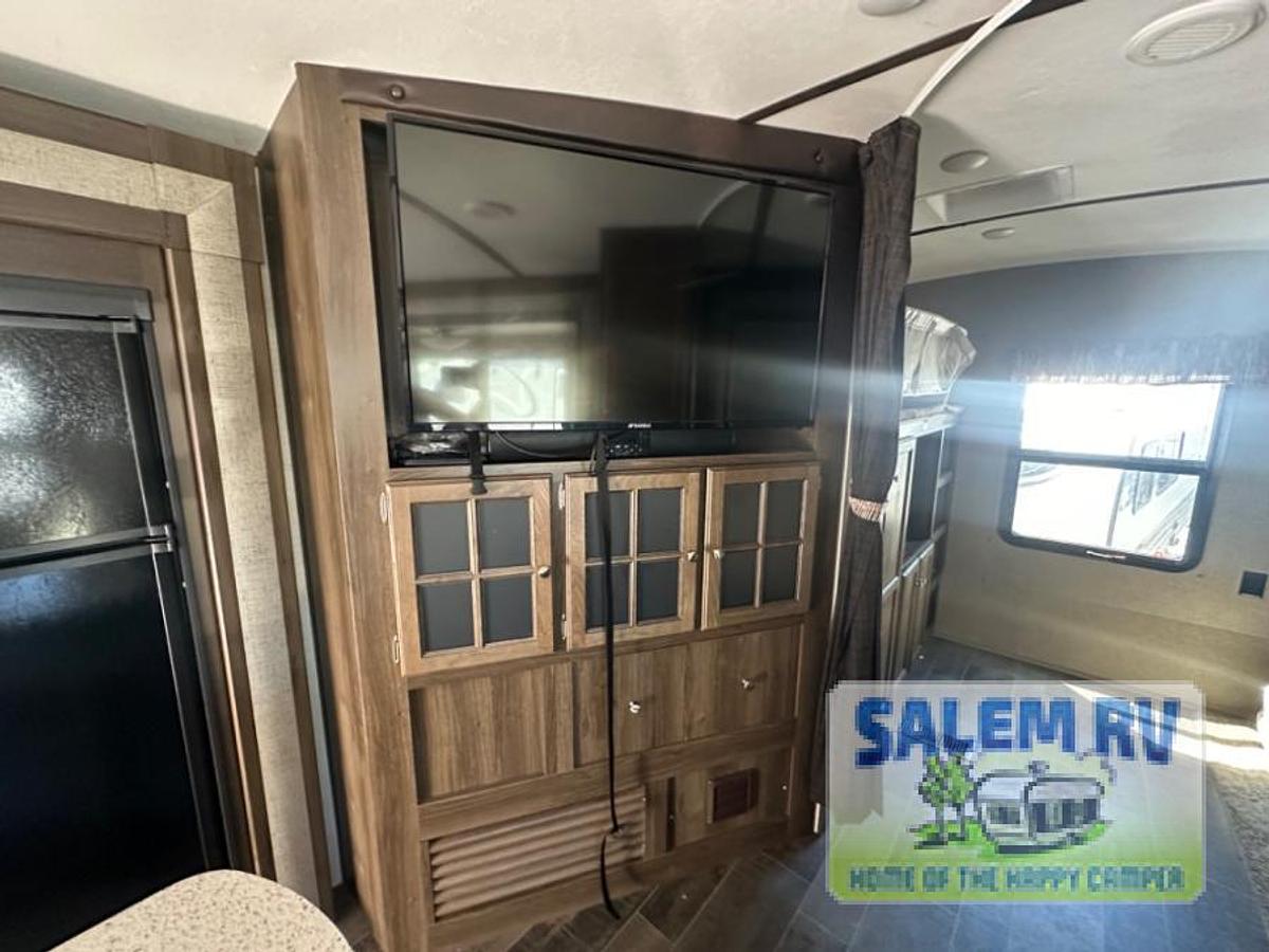 Used Used 2018 Keystone RV Premier Ultra Lite 34BHPR