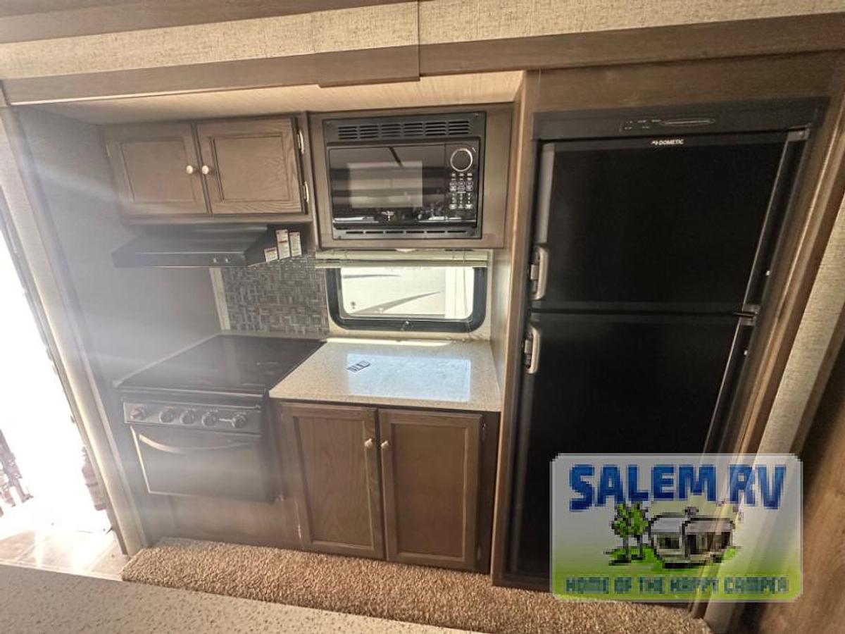 Used Used 2018 Keystone RV Premier Ultra Lite 34BHPR