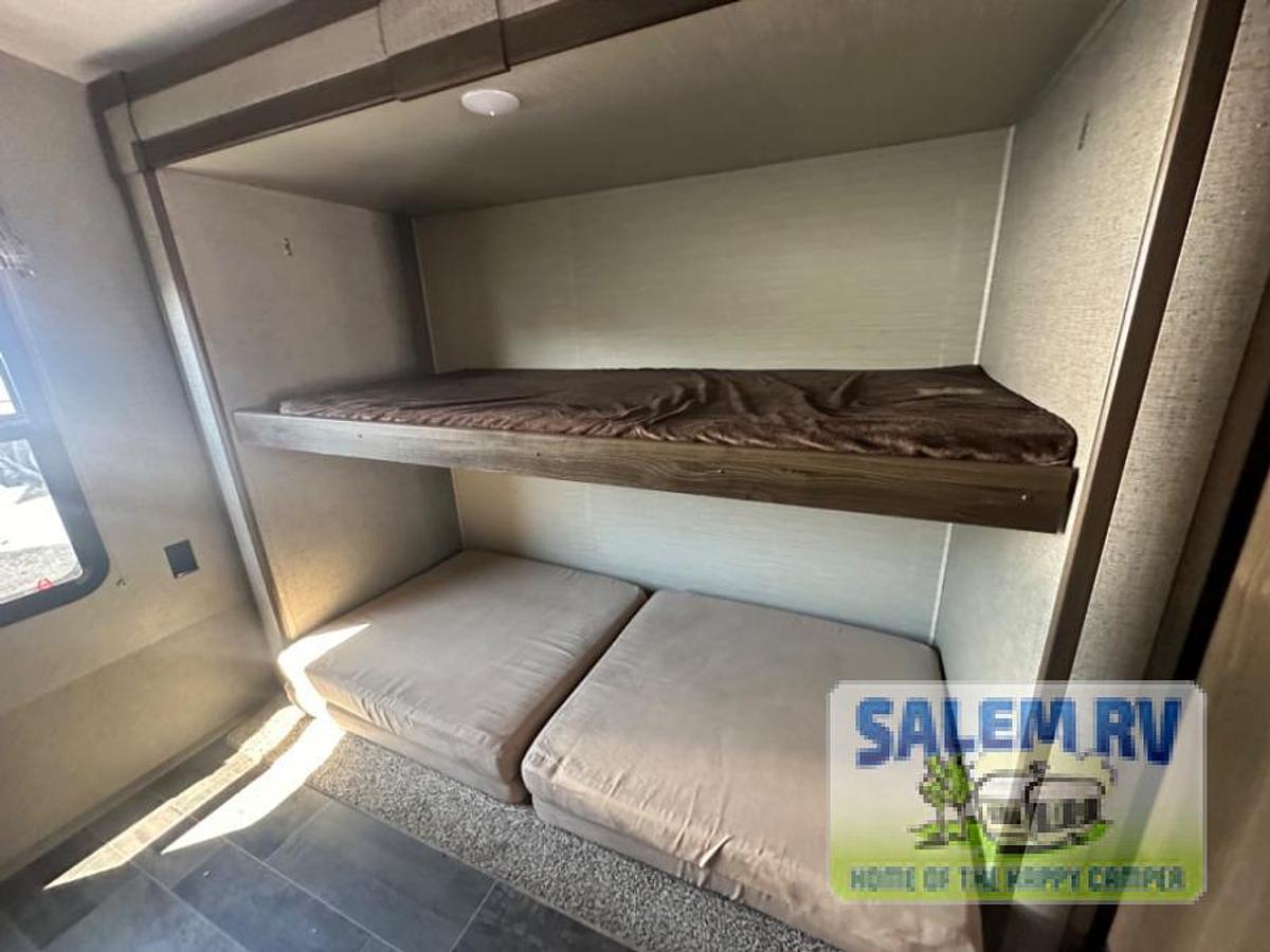 Used Used 2018 Keystone RV Premier Ultra Lite 34BHPR